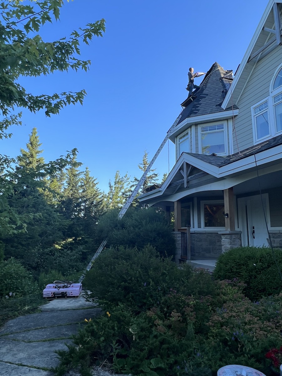 Barrie Roofing Companies Vs. DIY Roof Repairs