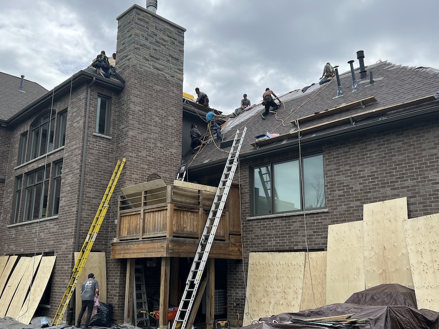 a picture of our Barrie Roofing crew