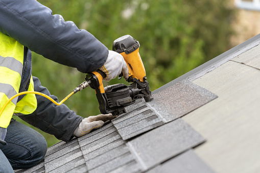 Roofer installs roofing in barrie